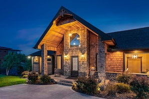 Exterior - Mtn View Home, Sleeps 8・Fireplace・Games・Hot Tub (Sevierville)