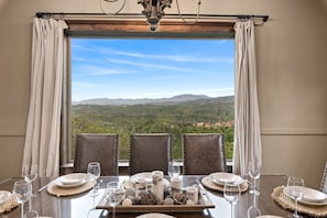 Dining - Mtn View Home, Sleeps 8・Fireplace・Games・Hot Tub (Sevierville)