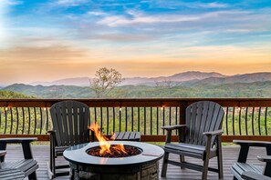 Terrace/patio - Mtn View Home, Sleeps 8・Fireplace・Games・Hot Tub (Sevierville)