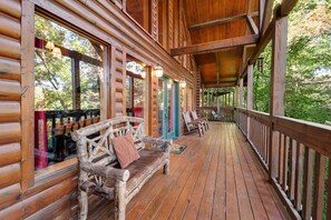 Terrace/patio - Forested Hideaway, Sleeps 14・Hot Tub・Pool Access (Sevierville)