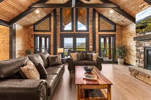 TV, fireplace, offices - Smoky Mountain View Cabin Escape・Gym・Games・Grill (Sevierville)