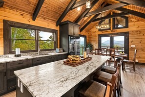 Fridge, microwave, oven, stovetop - Smoky Mountain View Cabin Escape・Gym・Games・Grill (Sevierville)