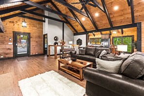 TV, fireplace, offices - Smoky Mountain View Cabin Escape・Gym・Games・Grill (Sevierville)