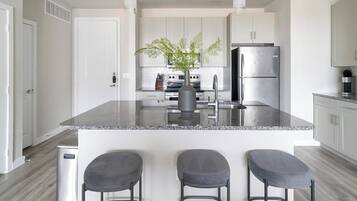 Réfrigérateur, tables à manger