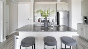 Réfrigérateur, tables à manger