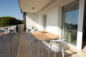 Outdoor dining - Residence Bia's Beach two-room apartment Bilo D2 for 5 persons (Bibione)