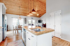Interior - Lakefront Home, Sleeps 8・Spacious Deck・Pool Access (Sevierville)
