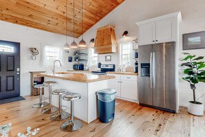 Fridge, microwave, oven, stovetop - Lakefront Home, Sleeps 8・Spacious Deck・Pool Access (Sevierville)