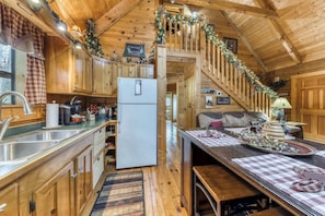 Fridge, microwave, oven, stovetop - Cozy Cabin W Wooded View, Sleeps 6・Near Downtown (Sevierville)
