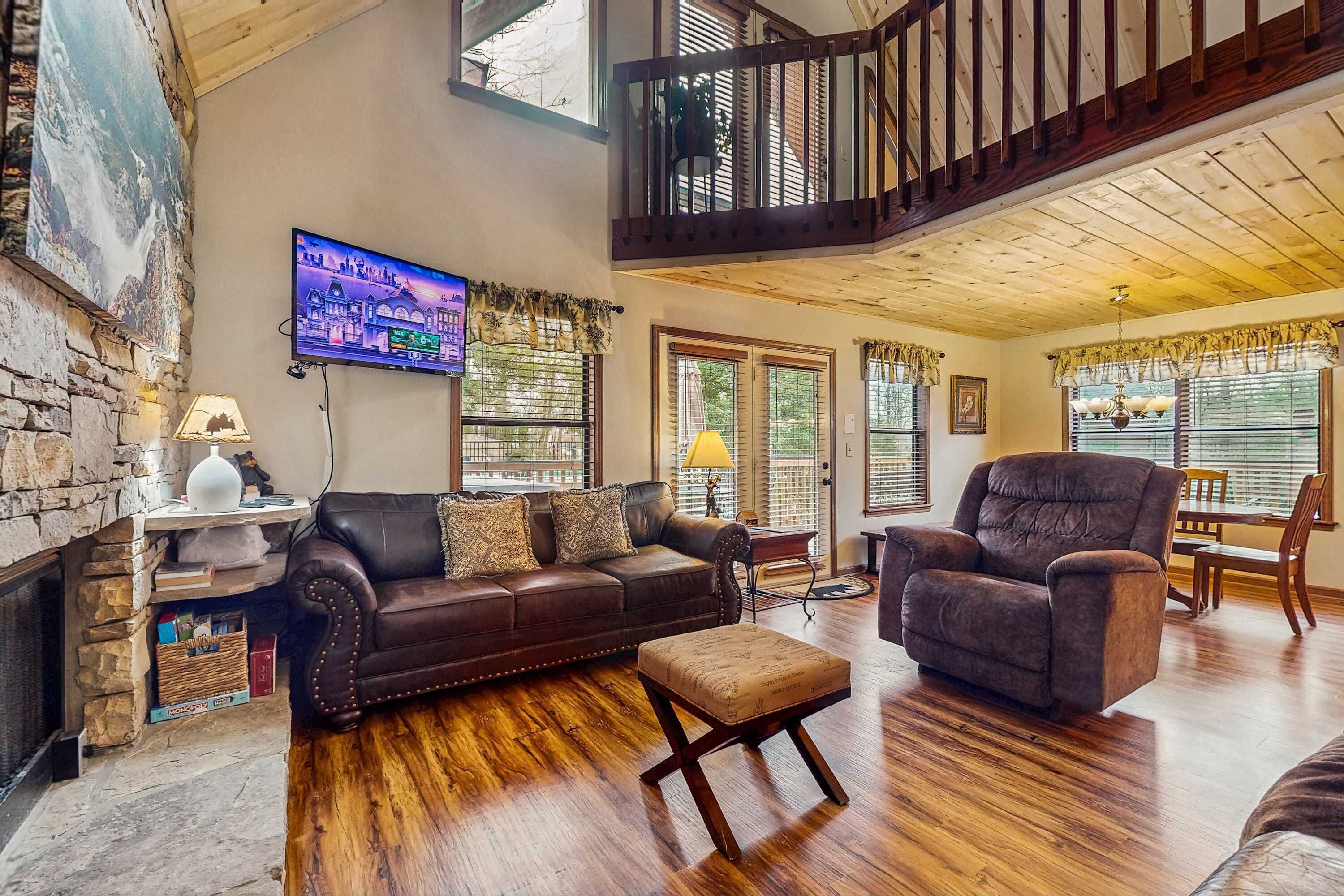 Televisie, een open haard en een kantoor