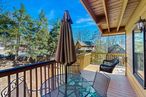 Outdoor dining - Pigeon Forge Retreat・Hot Tub・Arcade・Games・Pool (Pigeon Forge)