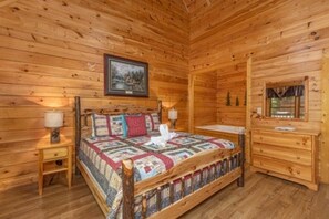 1 bedroom, iron/ironing board, WiFi, bed sheets - Cozy Log Cabin, Sleeps 4, Hot Tub, Grill, Game Room (Pigeon Forge)