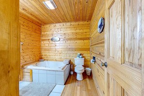 Shower, towels - Homey Cabin W Hot Tub・2 Porches・Pool Table・Games (Pigeon Forge)