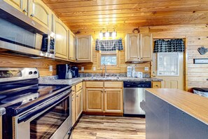 Fridge, microwave, oven, stovetop - Homey Cabin W Hot Tub・2 Porches・Pool Table・Games (Pigeon Forge)