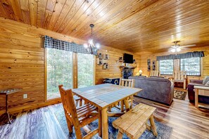 Interior - Homey Cabin W Hot Tub・2 Porches・Pool Table・Games (Pigeon Forge)