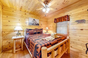 2 bedrooms, iron/ironing board, WiFi, bed sheets - Homey Cabin W Hot Tub・2 Porches・Pool Table・Games (Pigeon Forge)