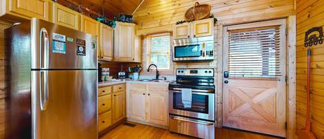 冷蔵庫、電子レンジ、オーブン、コンロ