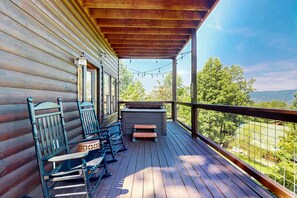 Terrace/patio - Mtn View Cabin, Sleeps 2・Scenic Balcony・Hot Tub (Pigeon Forge)