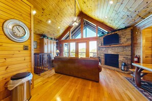 TV, fireplace, offices - Mtn View Cabin, Sleeps 2・Scenic Balcony・Hot Tub (Pigeon Forge)