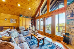 TV, fireplace, offices - Mtn View Cabin, Sleeps 2・Scenic Balcony・Hot Tub (Pigeon Forge)