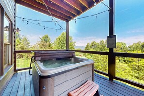Outdoor spa tub - Mtn View Cabin, Sleeps 2・Scenic Balcony・Hot Tub (Pigeon Forge)
