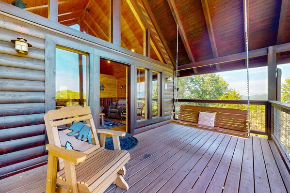 Terrace/patio - Mtn View Cabin, Sleeps 2・Scenic Balcony・Hot Tub (Pigeon Forge)