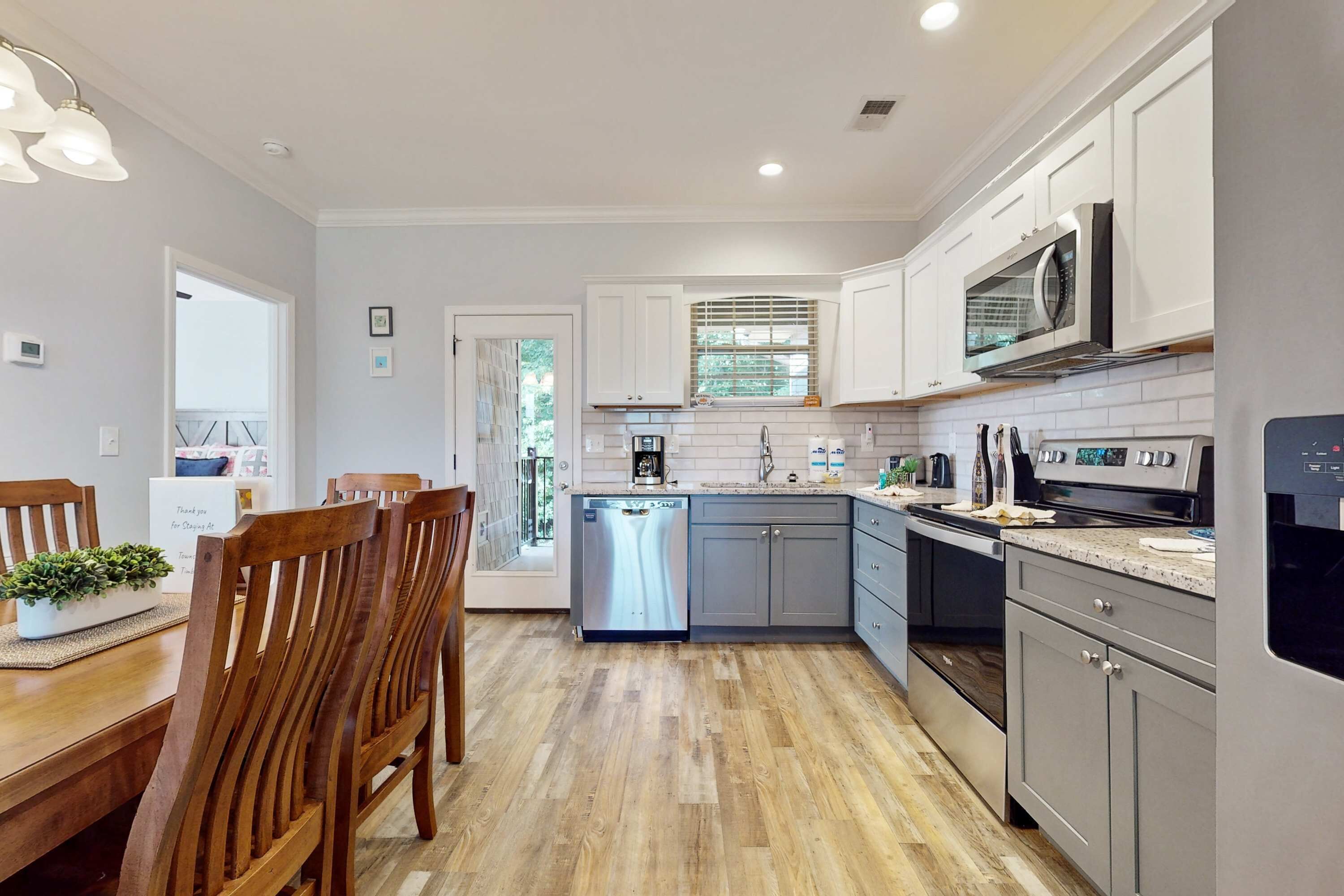 冷蔵庫、電子レンジ、オーブン、コンロ