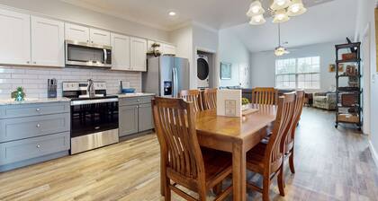 Pristine & Peaceful Condo, Sleeps 6・Shared Pool * Townsend Timbers