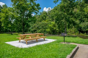 Outdoor dining - Stylish Riverfront Gem, Sleeps 2・Near Town/Hiking (Townsend)