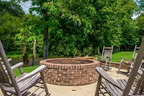 Terrace/patio - Stylish Riverfront Gem, Sleeps 2・Near Town/Hiking (Townsend)