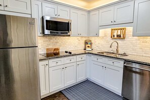 Fridge, microwave, oven, stovetop - Stylish Riverfront Gem, Sleeps 2・Near Town/Hiking (Townsend)