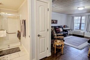 Interior - Stylish Riverfront Gem, Sleeps 2・Near Town/Hiking (Townsend)