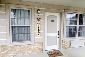 Exterior detail - Stylish Riverfront Gem, Sleeps 2・Near Town/Hiking (Townsend)