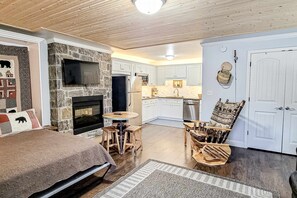 Desk, WiFi, bed sheets - Stylish Riverfront Gem, Sleeps 2・Near Town/Hiking (Townsend)