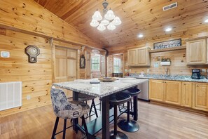 Dining - Tranquil Cabin W Hot Tub・Boat / Motorcycle Parking (Sevierville)