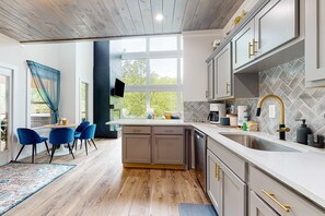 Fridge, microwave, oven, stovetop - Newly Built Mtn View Home, Sleeps 8・Hot Tub・Games (Sevierville)