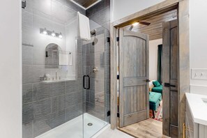 Shower, hair dryer, towels, shampoo - Newly Built Mtn View Home, Sleeps 8・Hot Tub・Games (Sevierville)