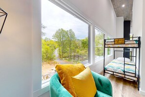 2 bedrooms, iron/ironing board, WiFi, bed sheets - Newly Built Mtn View Home, Sleeps 8・Hot Tub・Games (Sevierville)
