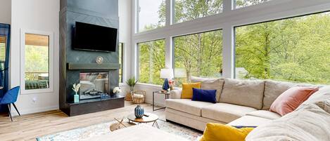 Een televisie, een open haard en videogames