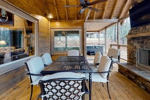 Outdoor dining - Cozy Cabin Stay, Sleeps 12・Pool・Hot Tub・Movie Room (Sevierville)