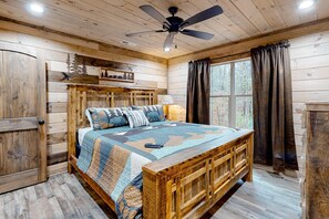 4 bedrooms, iron/ironing board, WiFi, bed sheets - Cozy Cabin Stay, Sleeps 12・Pool・Hot Tub・Movie Room (Sevierville)