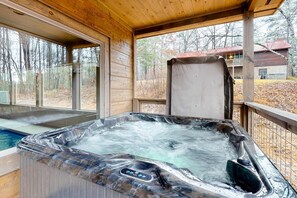 Outdoor spa tub - Cozy Cabin Stay, Sleeps 12・Pool・Hot Tub・Movie Room (Sevierville)