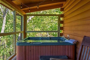 Outdoor spa tub - Charming Log Cabin, Sleeps 8・Hot Tub・Arcade, Views (Sevierville)