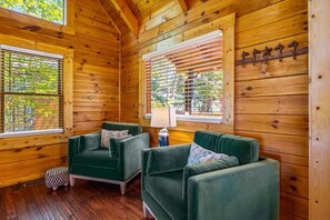 TV, offices - Charming Log Cabin, Sleeps 8・Hot Tub・Arcade, Views (Sevierville)