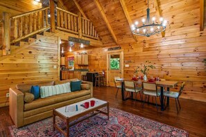 TV, offices - Charming Log Cabin, Sleeps 8・Hot Tub・Arcade, Views (Sevierville)