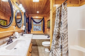Shower, hair dryer, towels, shampoo - Dog Welcome Cabin, Sleeps 10・Hot Tub・Pool Table (Sevierville)