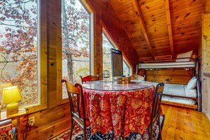 Interior - 6 Mi to Pigeon Forge・Dog Ok・Hot Tub・Pool Table (Sevierville)