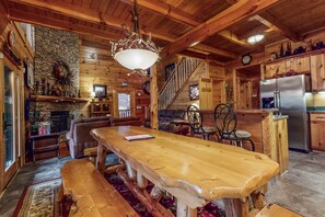 Dining - Dog Welcome Cabin, Sleeps 10・Hot Tub・Pool Table (Sevierville)