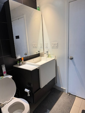 Separate bathtub and shower, hair dryer, towels, soap - Iceboat Elegance Suites (Toronto)