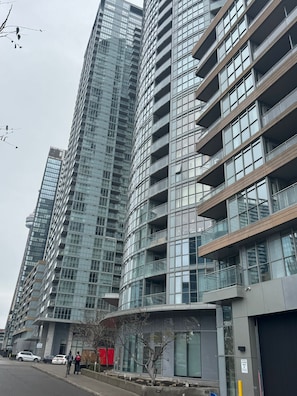 Exterior - Iceboat Elegance Suites (Toronto)